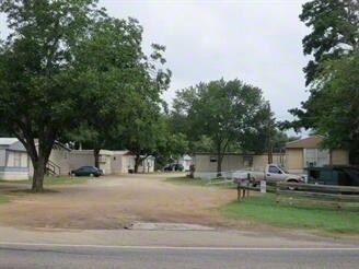 Cross Timbers Mobile Home Park in Palestine, TX - Foto de edificio