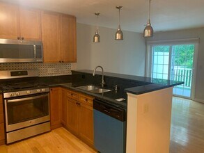 64 W Prescott St, Unit 64 in Nashua, NH - Building Photo - Building Photo