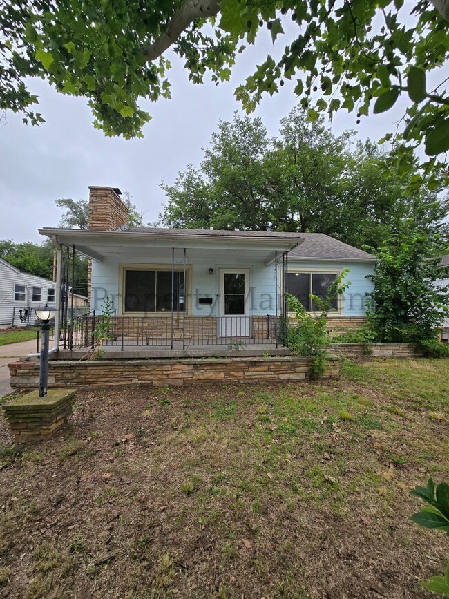property at 826 S Fountain St
