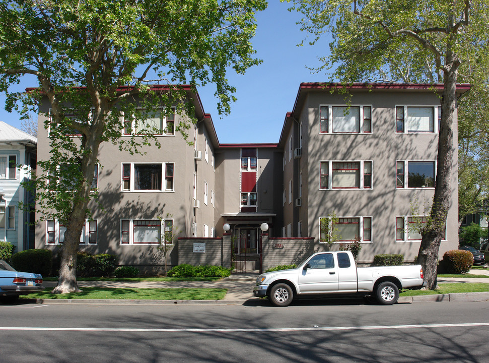 Veress Apartments in Sacramento, CA - Building Photo