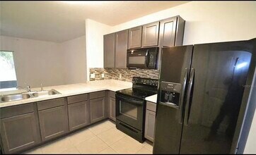 9943 Hound Chase Dr in Gibsonton, FL - Building Photo - Building Photo