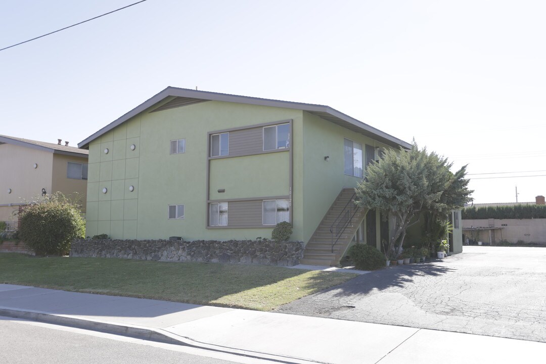 10120 McFadden Ave in Westminster, CA - Foto de edificio