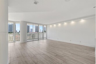 1000 E Island Blvd in Aventura, FL - Foto de edificio - Building Photo