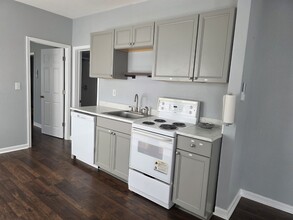 703 1st St, Unit B in Elizabeth City, NC - Foto de edificio - Building Photo