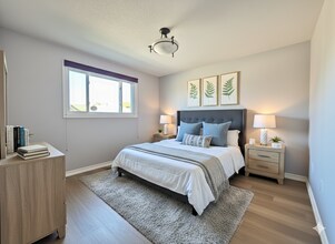 210 Clifton Downs Rd in Hamilton, ON - Building Photo - Building Photo