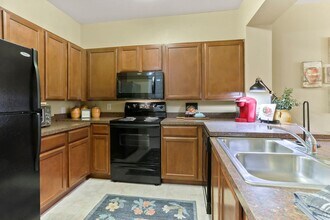 6765 Corporate Blvd in Baton Rouge, LA - Foto de edificio - Building Photo