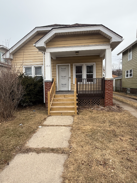 1913 Center St in Racine, WI - Building Photo