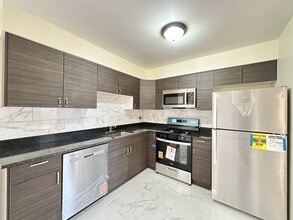 627 N Lincoln Ave, Unit J01P in Addison, IL - Building Photo - Building Photo