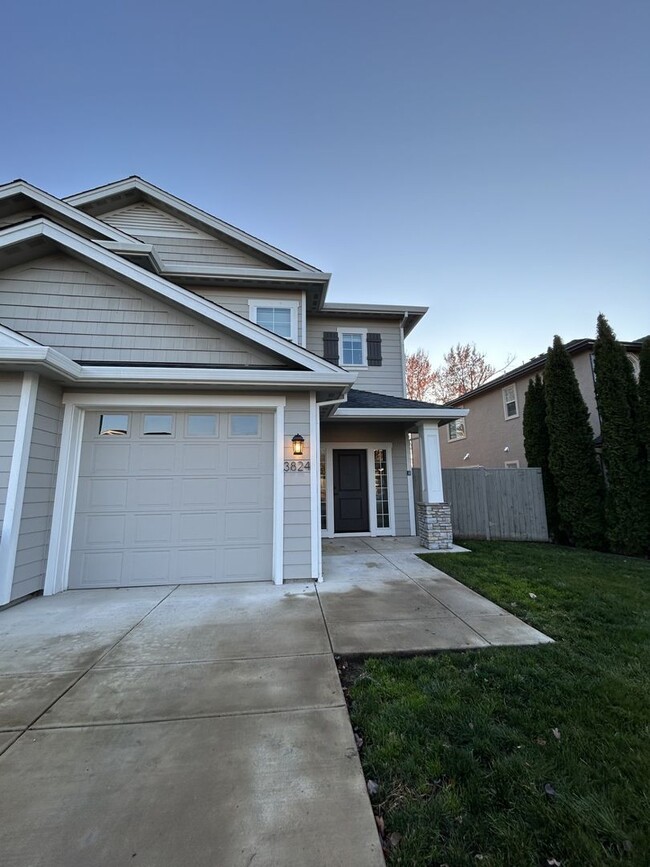 3824 Creek View Dr in Medford, OR - Building Photo - Building Photo