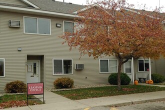 PARKWAY TOWNHOUSES in Northfield, MN - Building Photo - Building Photo