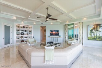 295 Grande Way in Naples, FL - Foto de edificio - Building Photo