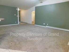 3016 Oakwood Dr in Grand Junction, CO - Building Photo - Building Photo