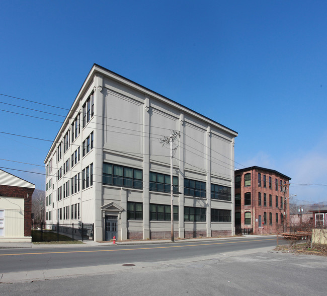 Clark Biscuit Apartments in North Adams, MA - Foto de edificio - Building Photo