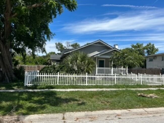 3411 Iris St N in St. Petersburg, FL - Building Photo - Building Photo