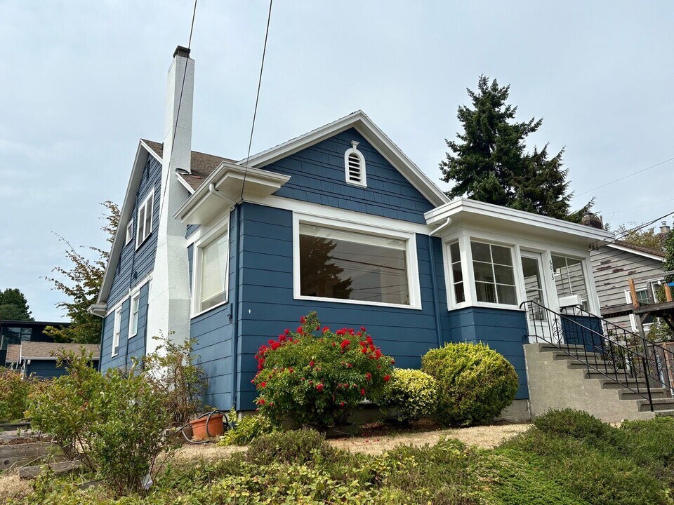 6015 32nd Ave NW in Seattle, WA - Building Photo