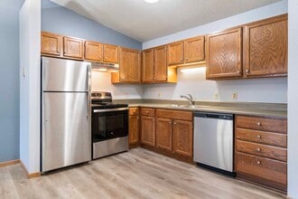 Tralee Terrace Apartments in Coon Rapids, MN - Foto de edificio - Building Photo