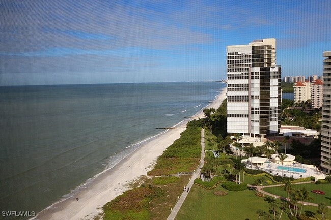 4651 Gulf Shore Blvd N in Naples, FL - Foto de edificio - Building Photo