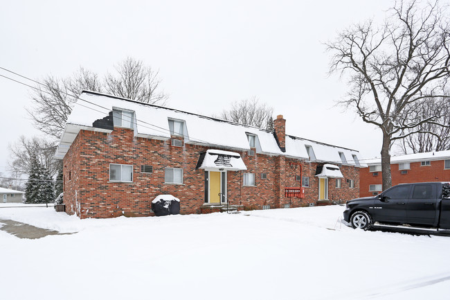 Harris Place Apartments in Utica, MI - Building Photo - Building Photo