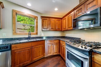 651 Chalk Hill Rd in Franklin, NC - Building Photo - Building Photo