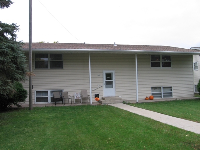 Reed Apartments in Oakes, ND - Building Photo