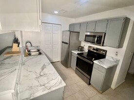 2195 Timberwood Cir N, Unit A in Tallahassee, FL - Building Photo