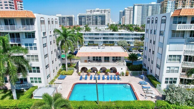 3181 S Ocean Dr in Hallandale Beach, FL - Building Photo - Building Photo