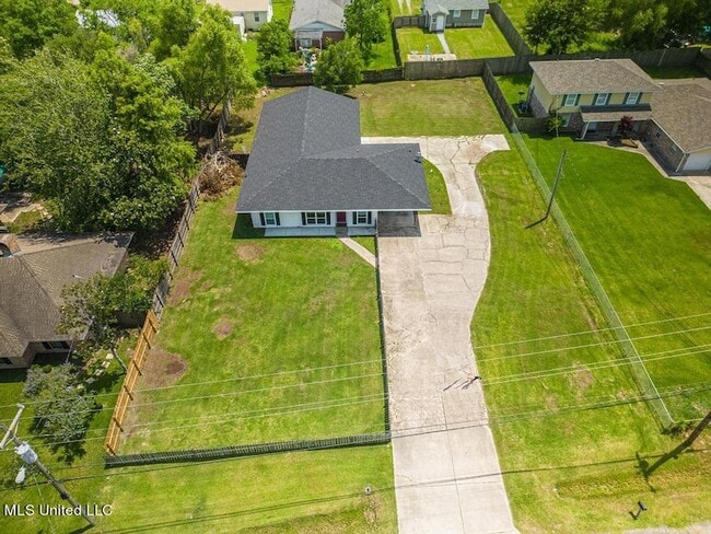 410 Old Spanish Trail, Unit B in Waveland, MS - Building Photo - Building Photo