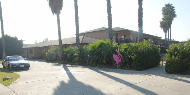 King Flamingo Apartments in Covina, CA - Foto de edificio - Building Photo