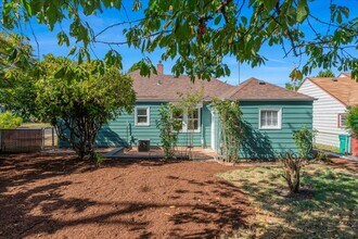 8604 SE Yamhill St in Portland, OR - Foto de edificio - Building Photo