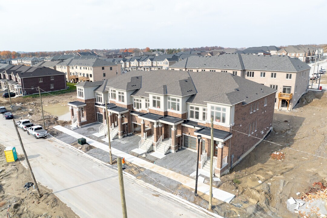 Grosbeak Trl in Pickering, ON - Building Photo