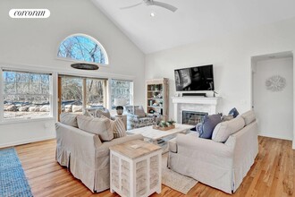 27 S Fulton Dr in Montauk, NY - Building Photo - Building Photo
