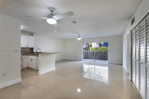 8305 SW 72nd Ave in Coral Gables, FL - Building Photo