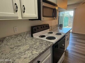 5921 W Golden Ln in Glendale, AZ - Building Photo - Building Photo