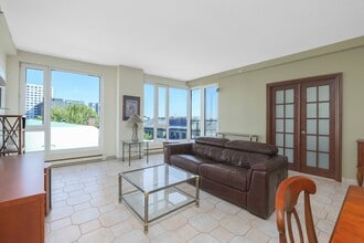 340 Rue du Champ de Mars in Montréal, QC - Building Photo - Building Photo