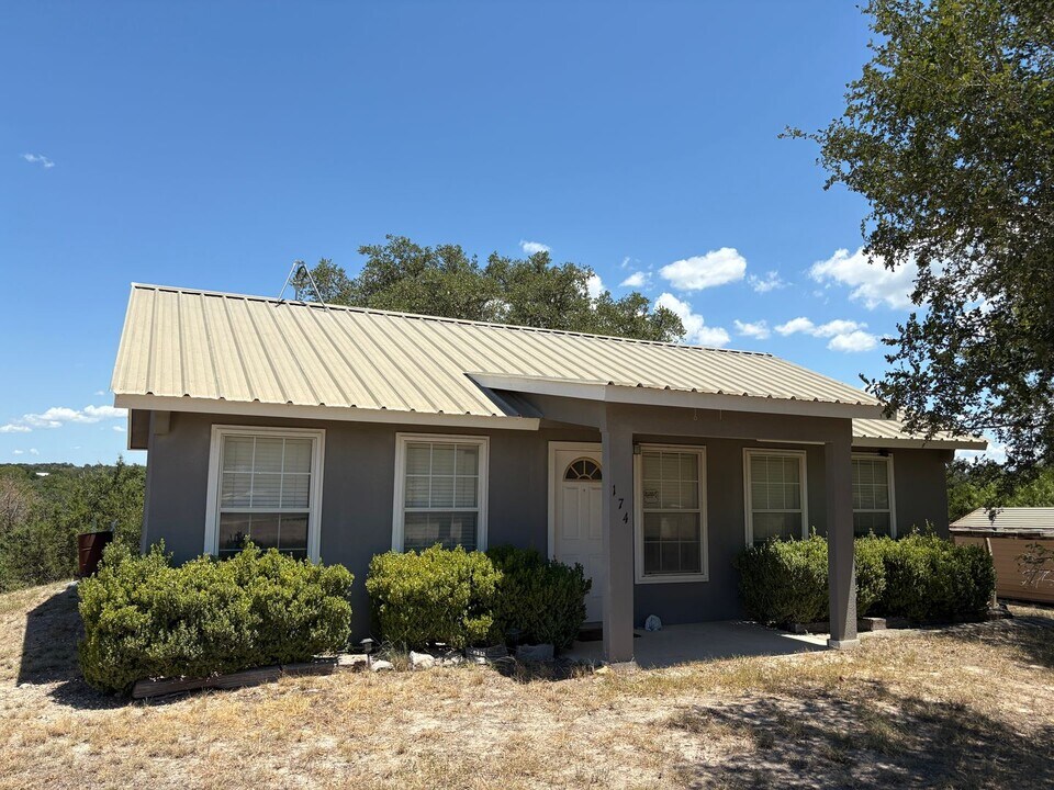 174 Lakeshore Ln in Bandera, TX - Building Photo