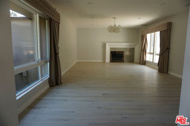 221 N Bowling Green Way in Los Angeles, CA - Building Photo - Building Photo