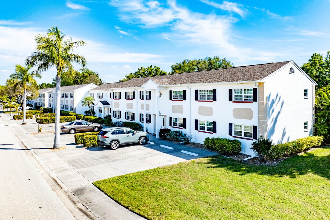 Myerlee Square in Ft. Myers, FL - Building Photo
