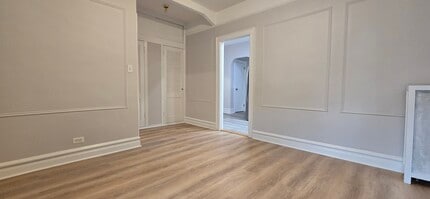 2441 Crescent St, Unit 1st Floor in Astoria, NY - Building Photo - Building Photo