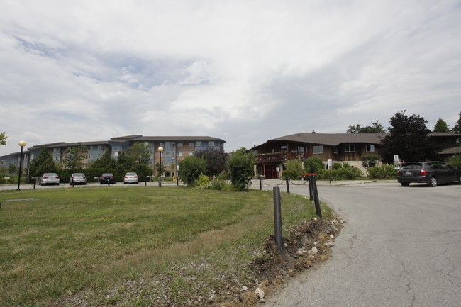 Hesperus Village in Vaughan, ON - Building Photo - Building Photo