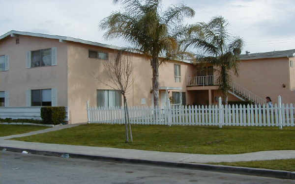 995 Mission Dr in Costa Mesa, CA - Building Photo - Building Photo