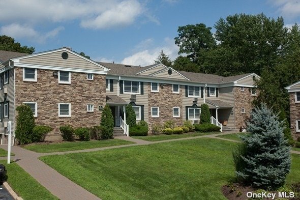 37 Elliott Pl in Smithtown, NY - Building Photo