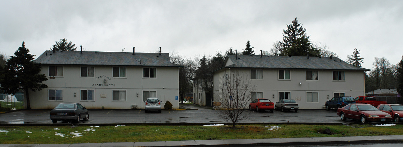 Cascade Apartments in Cottage Grove, OR - Building Photo