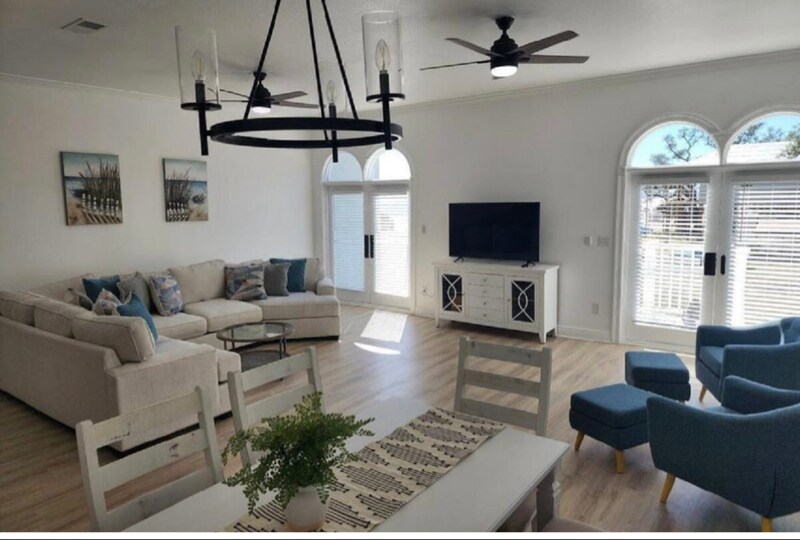 80 E Beach Blvd in Gulfport, MS - Building Photo