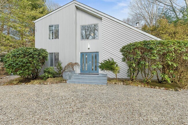 24 Quogue Riverhead Rd in Quogue, NY - Building Photo - Building Photo