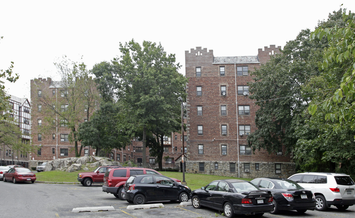 Oakwood Gardens in Mount Vernon, NY - Building Photo