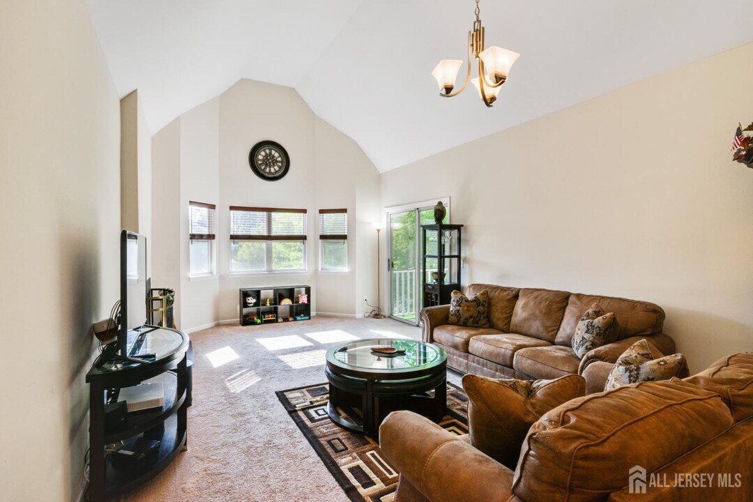 28 Kensington Dr in Piscataway, NJ - Foto de edificio