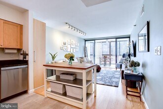 1001 N Randolph St, Unit 104 in Arlington, VA - Foto de edificio - Building Photo