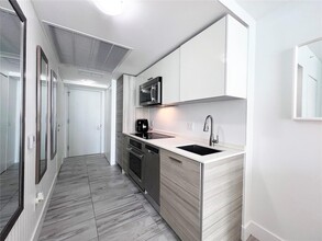 1300 Brickell Bay Dr, Unit 1813 in Miami, FL - Building Photo - Building Photo