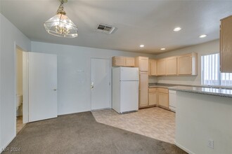 5582 Davies Dr in Las Vegas, NV - Building Photo - Building Photo