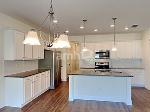 3084 Creek Village Ln in Green Cove Springs, FL - Foto de edificio - Building Photo